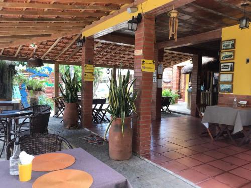 Un restaurante o sitio para comer en Pousada Maricá