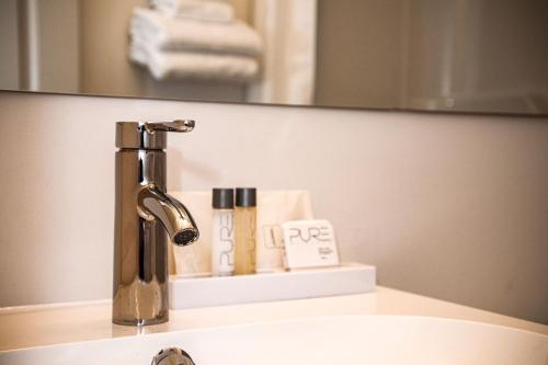 A bathroom at Hotel Les Trois Soeurs