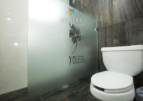 a bathroom with a toilet and a sign on the wall at KO'OLEBIL in Boca del cielo