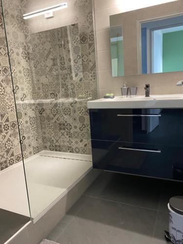 サント・クロチルドにあるROMARINEのバスルーム(シャワー、シンク、鏡付)