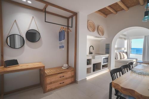 Sfakia Seaside luxury Suitesにあるキッチンまたは簡易キッチン