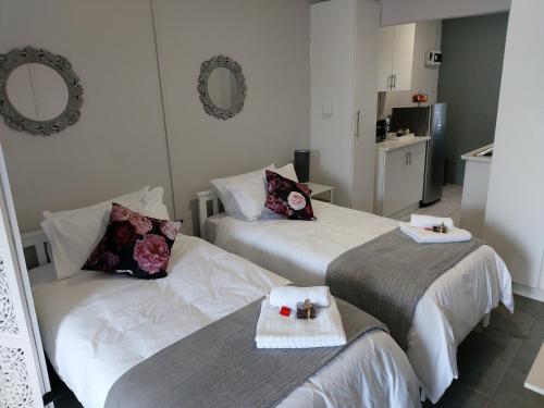 een hotelkamer met 2 bedden en handdoeken erop bij Bliss on the bay in Richards Bay