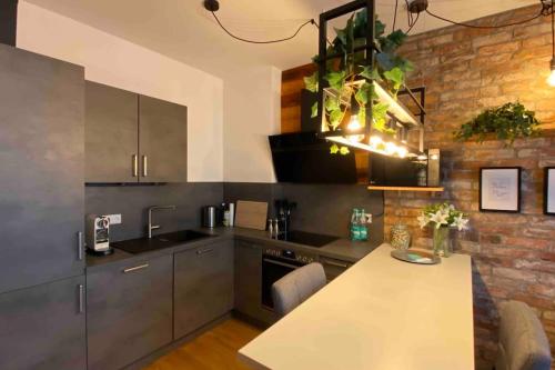 cocina con mesa y pared de ladrillo en Sanierte Wohnung mit Balkon im Hochparterre, en Hannover