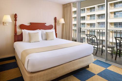 Ένα ή περισσότερα κρεβάτια σε δωμάτιο στο Ewa Hotel Waikiki