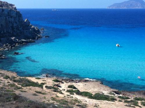 vista sull'acqua blu di una spiaggia di SOGNO a Favignana