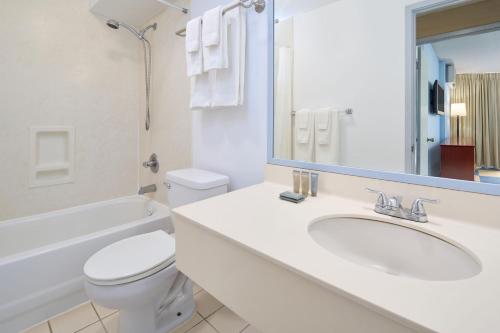 Ein Badezimmer in der Unterkunft Ewa Hotel Waikiki