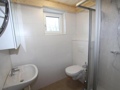 阿諾爾德施泰因的住宿－Haus Seltschach，白色的浴室设有卫生间和水槽。