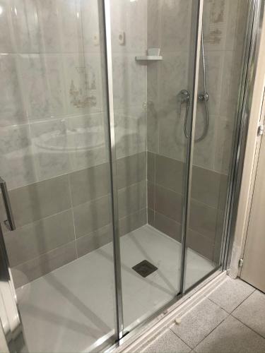 a shower with a glass door in a bathroom at Excepcional 1ª línea de mar Platja d'Aro Elypalace 10-2 in Platja d'Aro