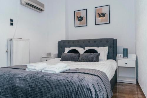 A bed or beds in a room at Filoxenia MG Projects Neos Kosmos