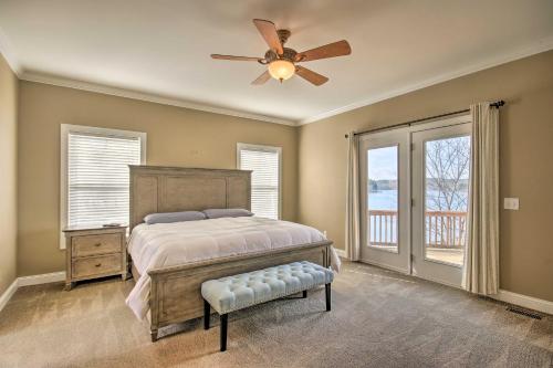 Posteľ alebo postele v izbe v ubytovaní Dreamy Ridgeway Home with Grill on Lake Wateree!