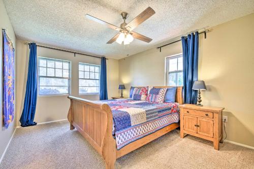 Ένα ή περισσότερα κρεβάτια σε δωμάτιο στο Sunny Lakefront Family Paradise with Deck and 2 Kayaks