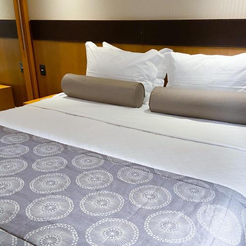 two pillows on a bed in a hotel room at Transamerica Executive Faria Lima in Sao Paulo