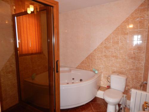 A bathroom at House Mirlevi