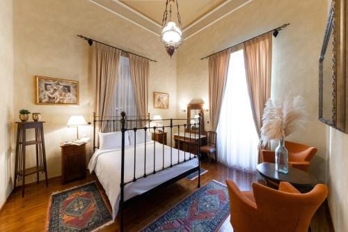ナフプリオにあるNafsimedon Hotelのベッドルーム1室(ベッド1台、テーブル、椅子付)