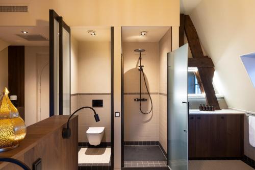 een badkamer met een douche, een toilet en een wastafel bij New Park Edition in Venlo