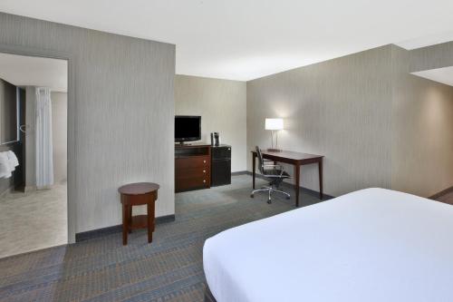 Letto o letti in una camera di Holiday Inn Columbus Dwtn-Capitol Square by IHG