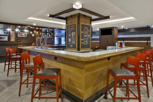Salone o bar di Holiday Inn Columbus Dwtn-Capitol Square by IHG