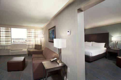 Letto o letti in una camera di Holiday Inn Columbus Dwtn-Capitol Square by IHG