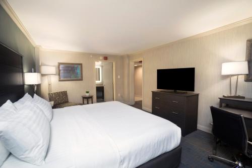 TV o dispositivi per l'intrattenimento presso Holiday Inn Columbus Dwtn-Capitol Square by IHG