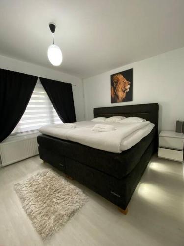 - une chambre avec un grand lit dans l'établissement Modern Apt - King-Size Bed - Wifi -Self Check in, à Rovaniemi