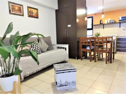 een woonkamer met een bank en een eetkamer bij Rent for Days III - Mono Plaza in San Miguel de Tucumán