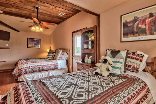 Säng eller sängar i ett rum på Southern Cross Guest Ranch