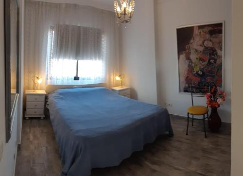 プラヤ・パライソにあるClub Paraiso Apartamentoのベッドルーム(青いベッド1台、窓付)