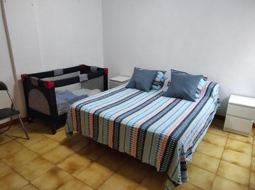 A bed or beds in a room at Apartamento Medanero FGF