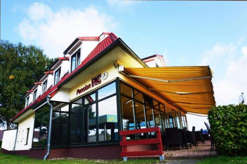 un edificio con muchas ventanas y un banco rojo en Pic Pension, en Warin