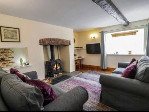 A seating area at Church Gate Cottage - Bridestowe