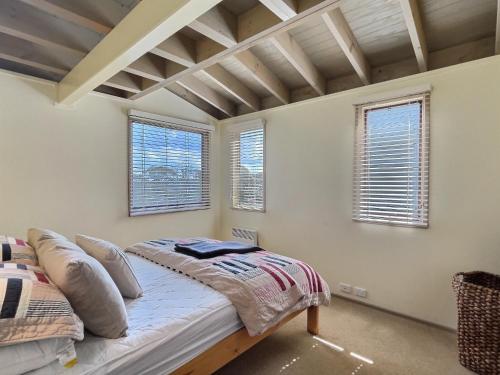 Una cama o camas en una habitación de 360 Degrees, alpine-getaways