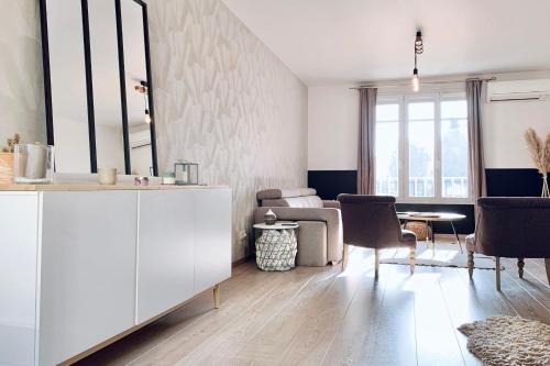 - un salon avec une armoire blanche et une table dans l'établissement #CK Doux voyage Main streets, à Grenoble