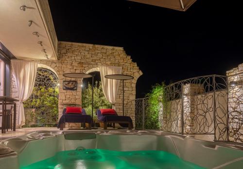 a jacuzzi tub in the middle of a room at La Maison du Passage - Chambres - Suites premium, Spa, Piscine et Restaurant in Martignargues