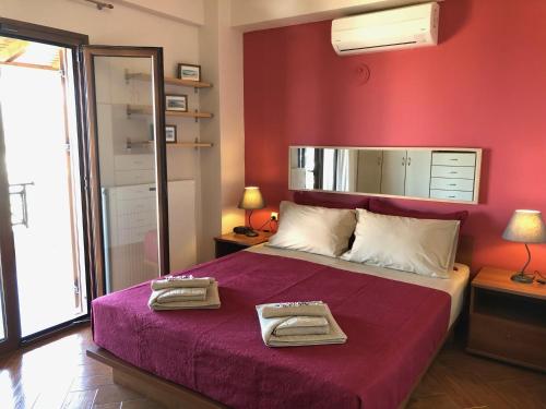 een slaapkamer met een bed met twee handdoeken erop bij Zafeiria's Suite in Vamos
