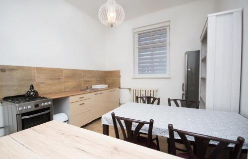 Kuchyň nebo kuchyňský kout v ubytování Apartament Marysia Sławno