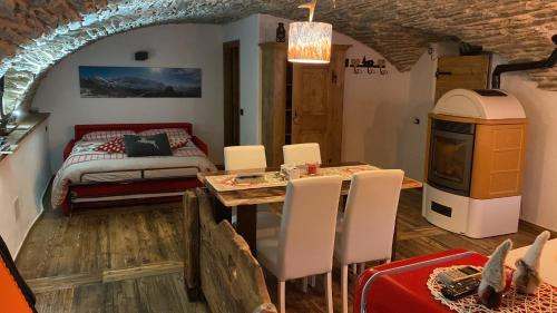 奧斯塔的住宿－La Cachette CIR 0001，卧室配有一张床和一张桌子及椅子