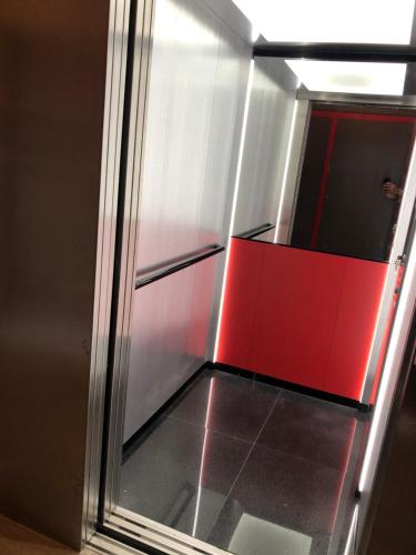 Plage à 50m Appartement Rêves de mer Villa Les Bains de Mers في مير-لي-بان: غرفة مع خزانة حمراء وباب