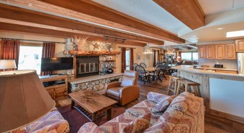 sala de estar con sofá y cocina en Spacious & Cozy Condo With Wood Fireplace condo, en Crested Butte