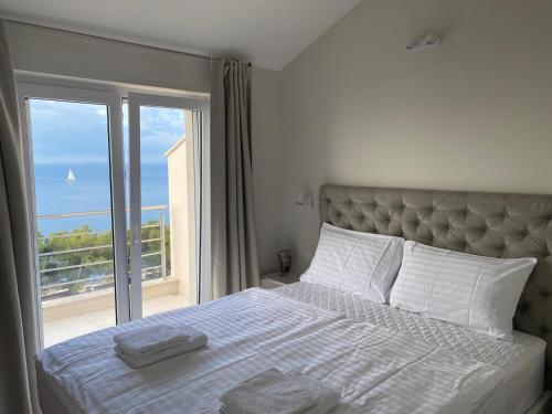 um quarto com uma cama e vista para o oceano em Amazing villa Galeb in Murter em Murter