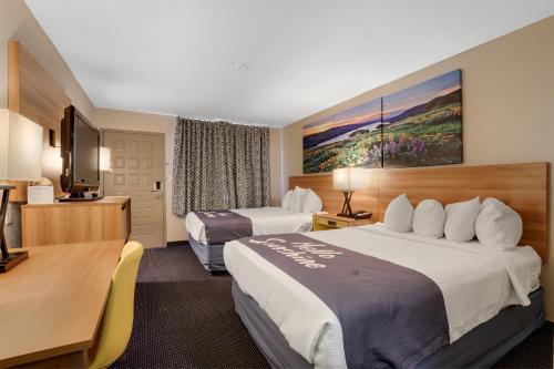 Voodi või voodid majutusasutuse Days Inn & Suites by Wyndham Needles toas