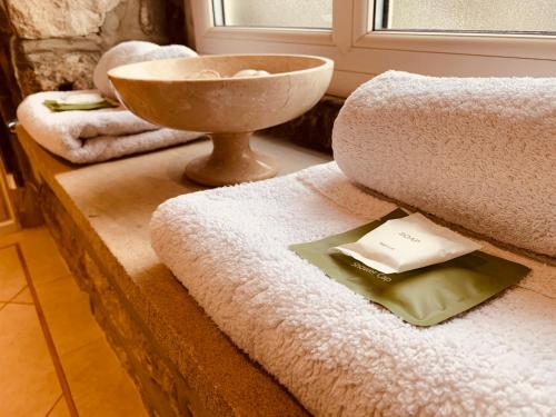 een badkamer met een wastafel en handdoeken op een aanrecht bij Busfeild Arms in Keighley