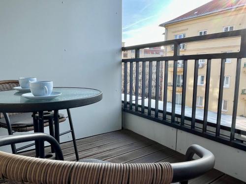 布拉提斯拉瓦的住宿－Historical Beer - Stein，阳台配有桌椅和窗户。
