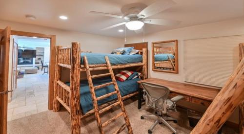 Våningssäng eller våningssängar i ett rum på Plaza Updated 3 Bedroom Unit condo