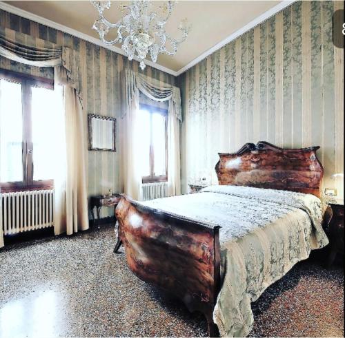 ヴェネツィアにあるCà Martinengoのベッドルーム1室(大型ベッド1台、シャンデリア付)