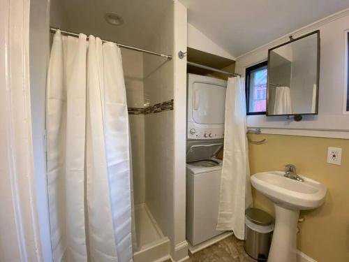 een kleine badkamer met een douche en een wastafel bij Spectacular Location Two Bedroom State Circle Apartment in Annapolis