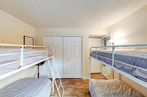 una camera con 2 letti a castello di Treetop Oasis a Flagstaff