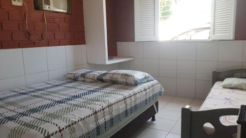 1 dormitorio con 2 camas en una habitación en Casa em Itamaracá no Pilar, próximo da praia en Itamaracá