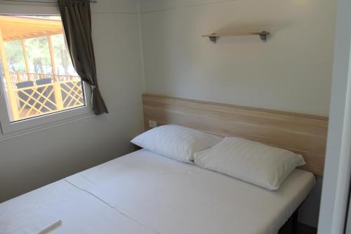 Postel nebo postele na pokoji v ubytování Mobile Homes Jezera