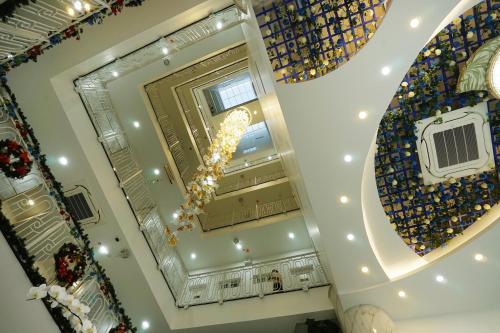 espejo grande en una habitación con lámpara de araña en TIFFANY HOTEL & RESTAURANT en Phan Thiet