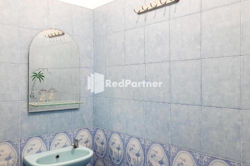 Bilik mandi di Roemah Proklamasi Syariah Mitra RedDoorz
